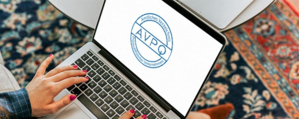 Zwei Hände mit lackierten Fingernägeln bedienen einen Laptop, der das AVPQ-Logo auf dem Bildschirm anzeigt