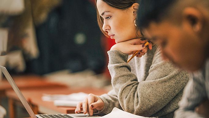 Zwei Kinder beim Lernen an einem Laptop