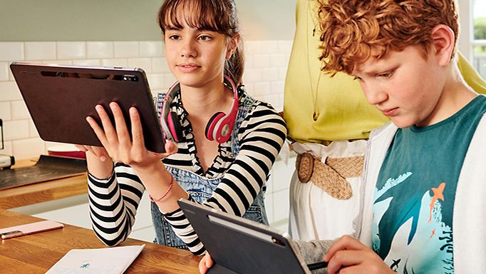 Mobilfunktarif für Schulen: Schulkinder in einer Küche lernen am Tablet