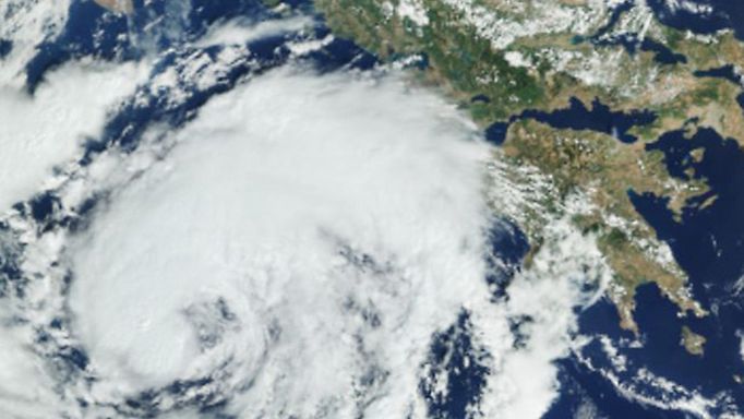 Eine Satelliten-Aufnahme der Mundi Web Services von oben aus dem Weltall auf die wolkenbedeckte Erde