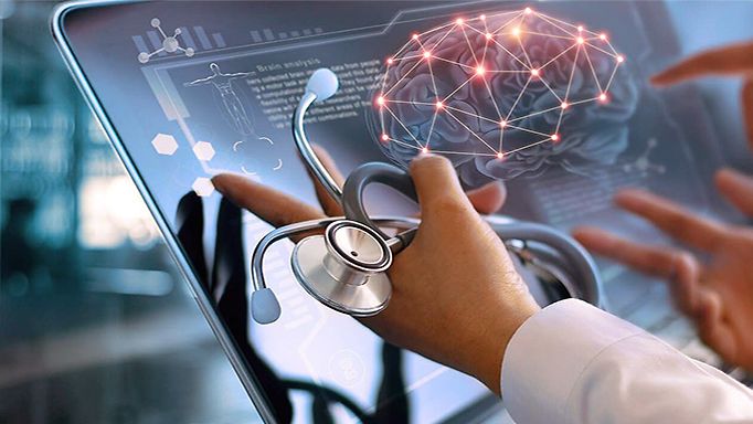 Drei Hände zeigen auf einen Bildschirm des Klinikum Esslingen mit der Abbildung eines abstrahierten Gehirnes, eine Hand hält ein Stethoskop