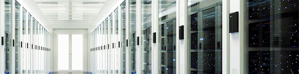 Network Security Service: Hell erleuchteter Serverraum mit abgeschlossenen Serverschränken