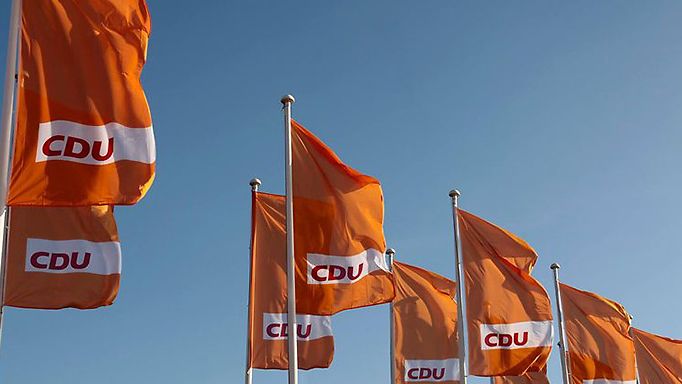 Im Wind wehende CDU-Flaggen an Masten