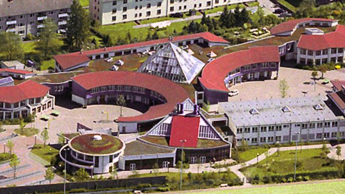 Luftaufnahme des Schulgeländes der Bettine-von-Arnim-Gesamtschule Langenfeld 