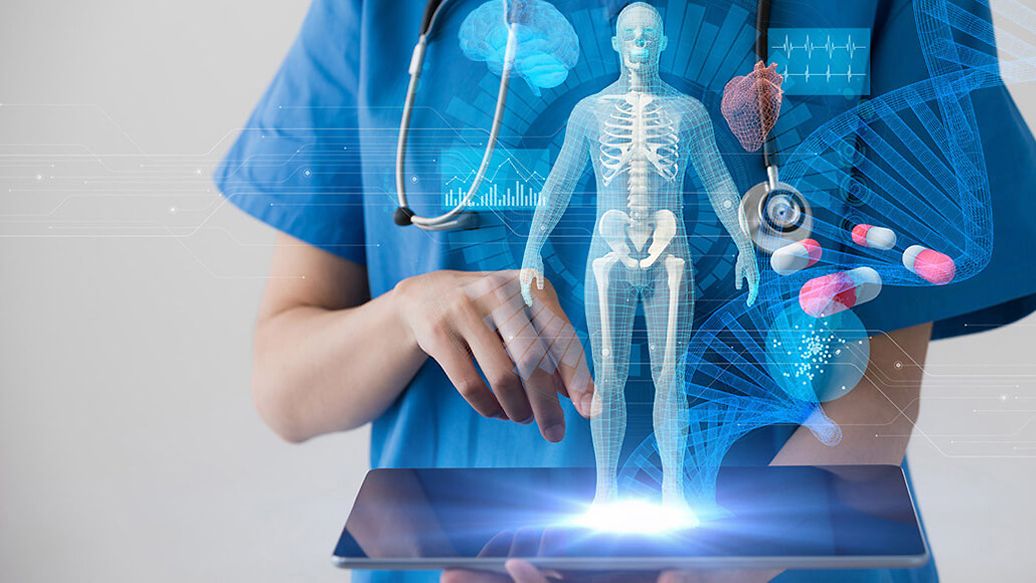 Ein Mann im blauen Arztkittel und Stethoskop hält ein Tablet auf dem ein Hologram eines Menschen erscheint