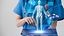 Ein Mann im blauen Arztkittel und Stethoskop hält ein Tablet auf dem ein Hologram eines Menschen erscheint