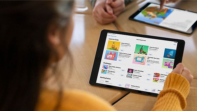 Ein Mädchen der Grundschule im Beerwinkel betrachtet Inhalte auf einem Tablet
