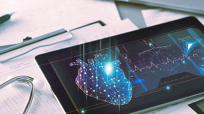 Ein Tisch mit ärztlichen Instrumenten sowie ein Tablet mit einem stilisierten Herzen