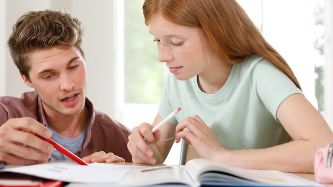 Ein Mädchen betrachtet Inhalte auf einem Tablet