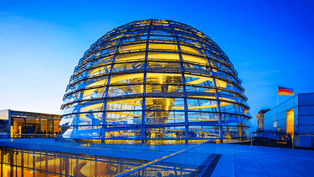 Bild von der gläsernen Kuppel des Bundestags in Berlin