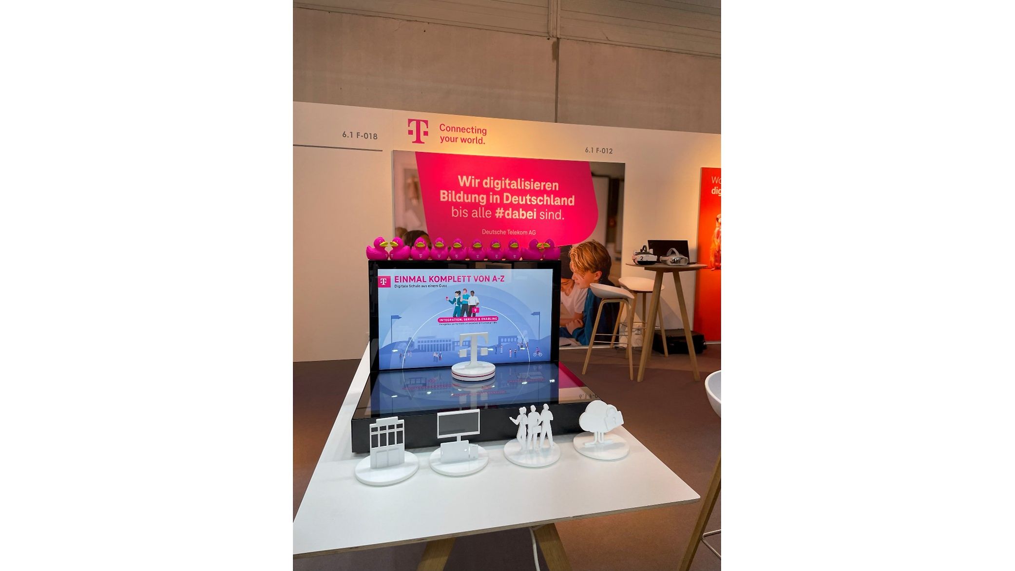 Ein Messestand mit dem Slogan "Wir digitalisieren Bildung in Deutschland" und dem Exponatenkoffer im Vordergrund