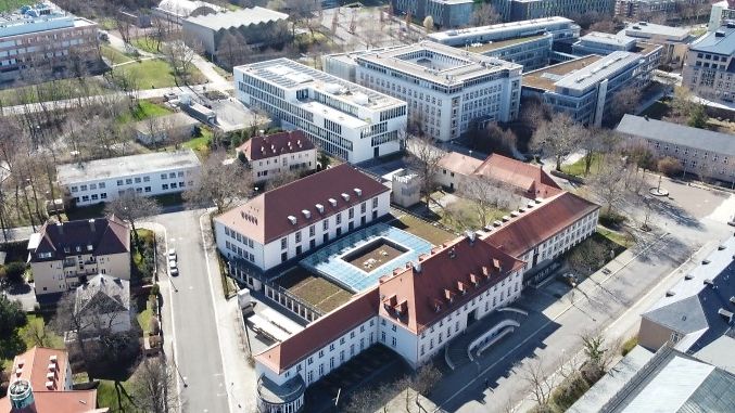 Vogelperspektive auf die Alte Mensa und weitere Campusgebäude der Technischen Universität Dresden