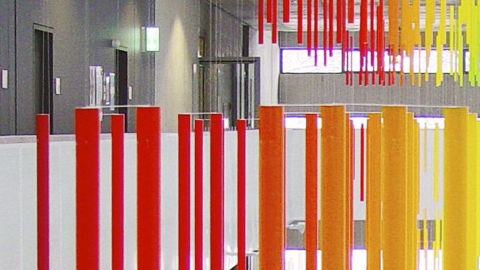 Flur des Chemiebaus der Technischen Universität Dresden mit bunter Deckenabhängung im Vordergrund