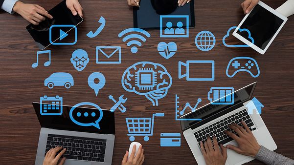 Personen arbeiten an Laptops, umgeben von digitalen Cloud- und IT-Symbolen.