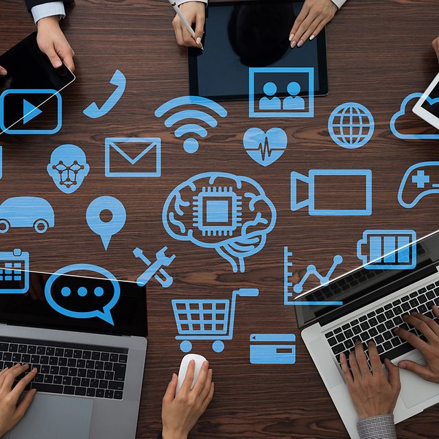 Personen arbeiten an Laptops, umgeben von digitalen Cloud- und IT-Symbolen.