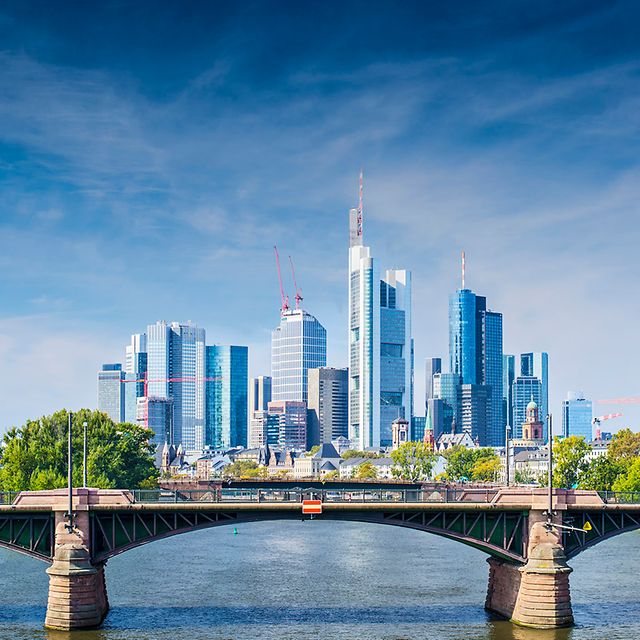 Bild der Skyline einer Stadt, die Open Data für Interessenten und Forschende zur Verfügung stellt.