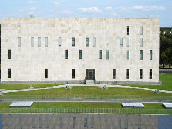 Modernes Bibliotheksgebäude der SLUB Dresden mit heller Fassade und großer Grünfläche davor.