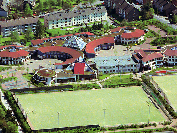 Luftaufnahme der Bettine-von-Arnim-Gesamtschule Langenfeld mit Schulgebäuden und Sportanlagen.