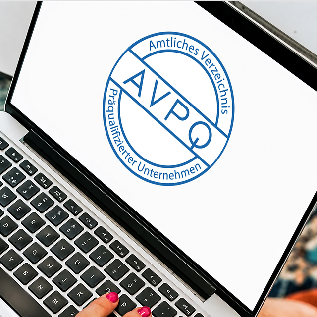 Bescheinigung der IHK-Präqualifizierung AVPQ ist auf Laptop zu sehen