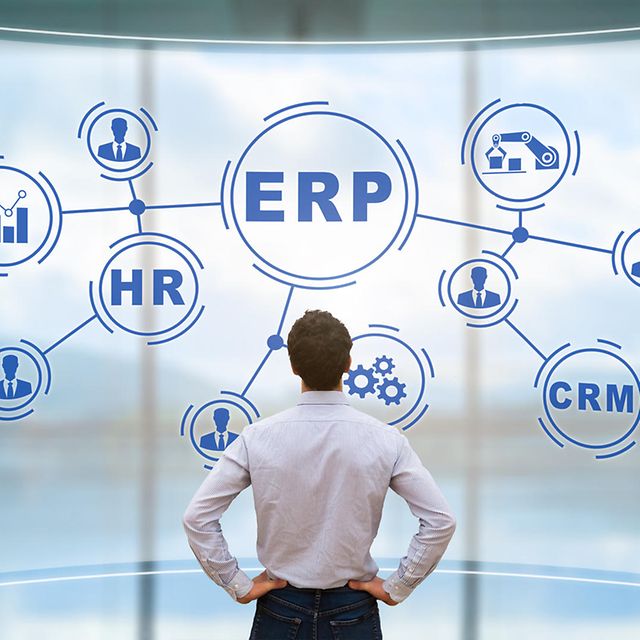 Person blickt auf ein Diagramm mit ERP, HR und CRM für die SAP®-Veraltungsmodernisierung.