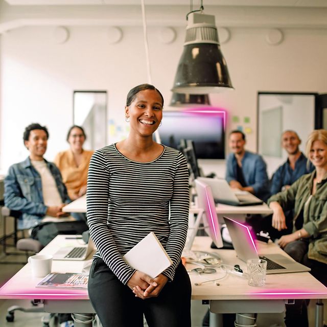 Personen im Büro sind online durch den Glasfaseranschluss der Telekom