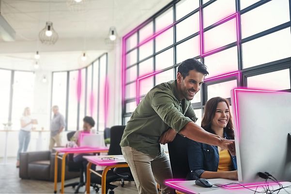 Mann und Frau arbeiten gemeinsam am Computer in einem modernen Büro.