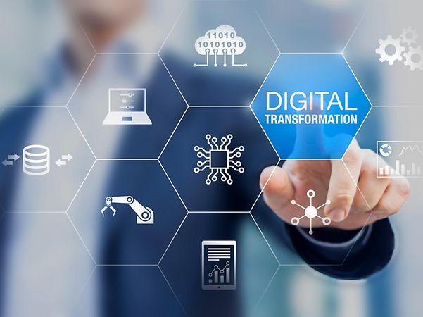Ein Mann im Anzug verschwommen im Hintergrund tippt mit dem Finger auf ein Gitternetz auf dem Digital Transformation steht