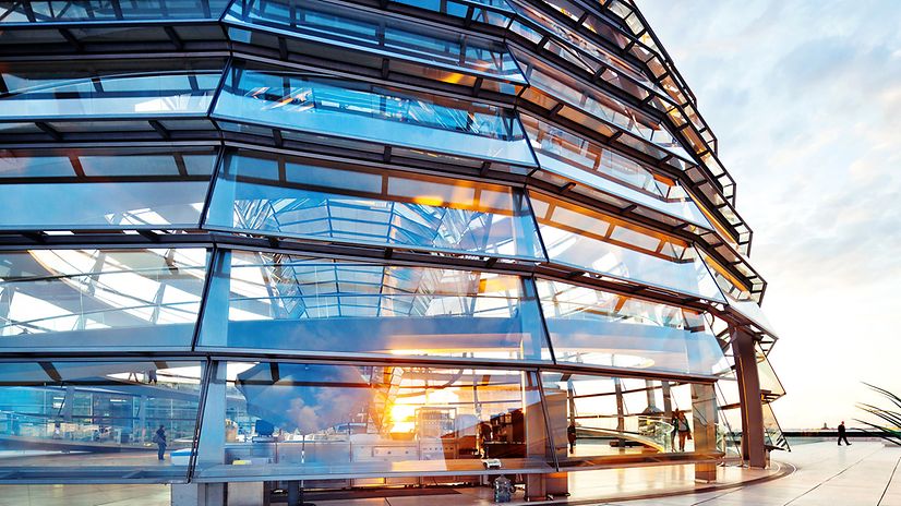 Glaskuppel des Reichstagsgebäudes in Berlin mit Besuchern im Inneren.