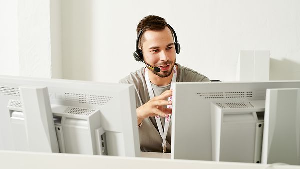 Person mit Headset telefoniert und betreut Kunden, der Fragen zu SAP® hat.