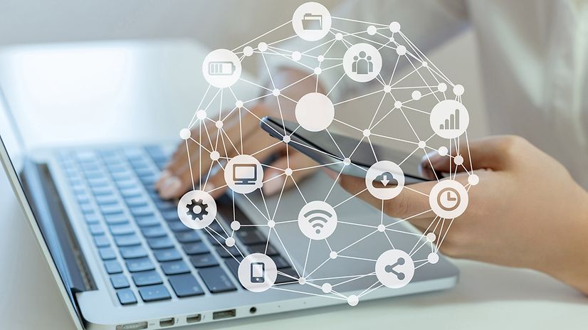 Smartphone und Tastatur mit Symbolnetz für KI-Wissensmanagement.