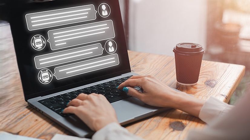 Laptop mit Chatfenstern für Business GPT in der Verwaltung.