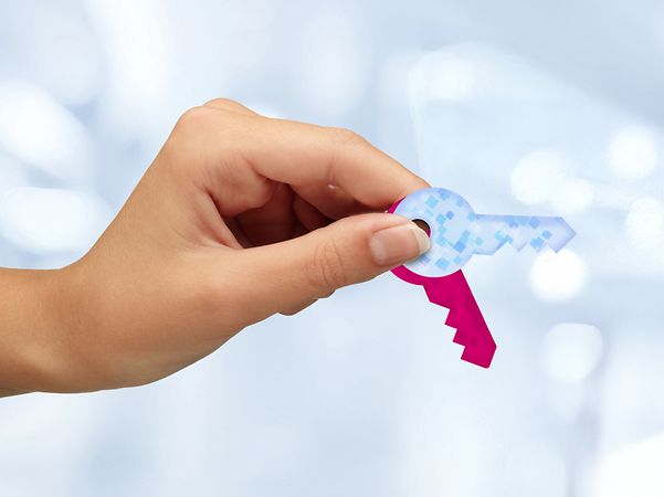 Hand hält Schlüssel für Magenta Security Key Management.ID.