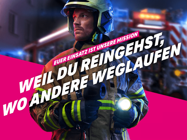 Feuerwehrmann hinter Slogan zur verlässlichen Kommunikation mit T Mission im Einsatz