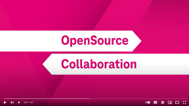 Grafik mit den Begriffen „OpenSource Collaboration“ auf magenta Hintergrund.