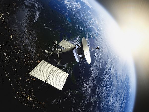 Blick aus dem All mit Datenlinien zum Copernicus Data Space.