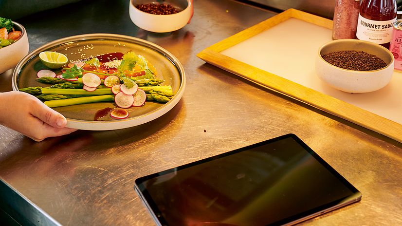 Teller mit Spargel und Radieschen in der LowCode-Küche.