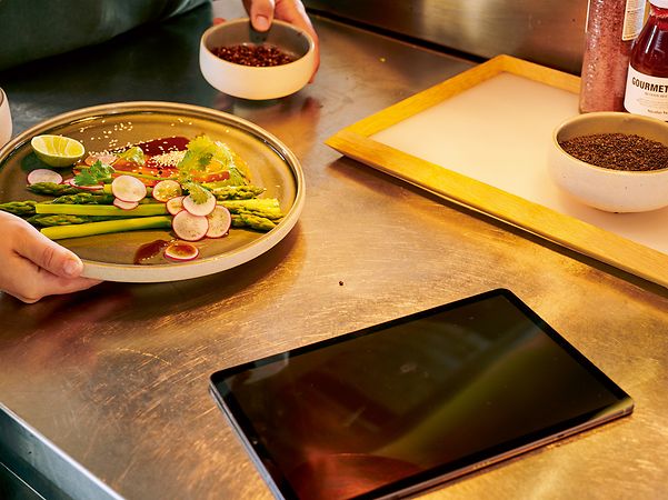 Teller mit Spargel und Radieschen in der LowCode-Küche.