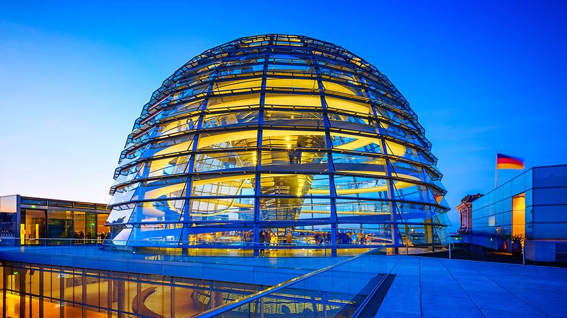 Glaskuppel des Bundestags mit Blick auf das Gebäude.
