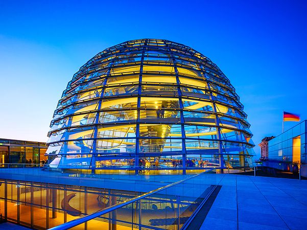 Glaskuppel des Bundestags mit Blick auf das Gebäude.