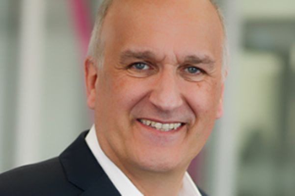 Porträtfoto einer Person in Business-Kleidung