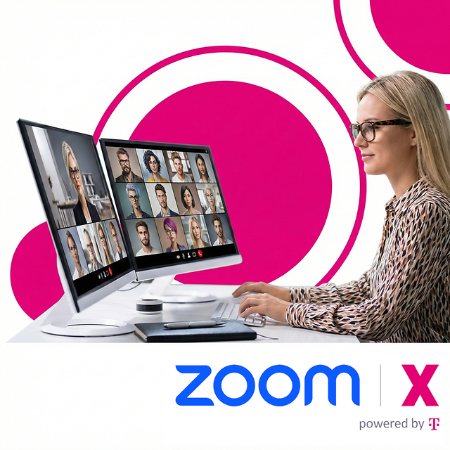 Person sitzt an einem Desktop‑Computer mit Videokonferenz‑Ansicht in Zoom X