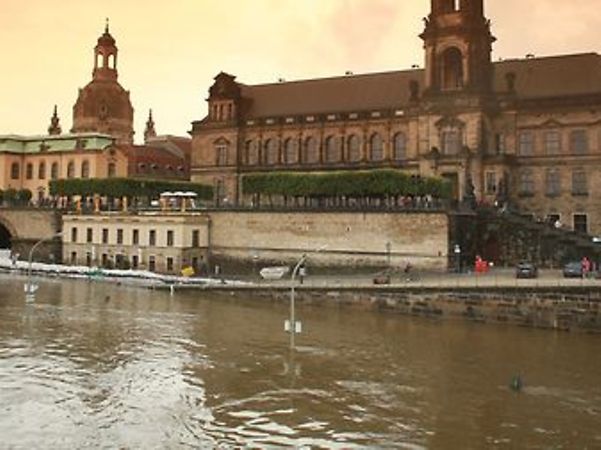 Uferansicht in Dresden mit historischen Gebäuden und Fluss im Vordergrund.