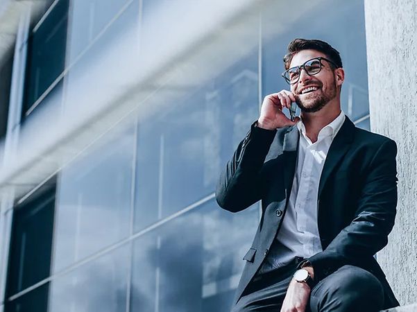 Person telefoniert unterwegs mit dem Smartphone