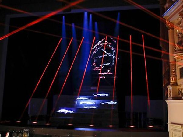 Bühne der Semperoper Dresden mit Lichtinstallation aus roten Laserstrahlen und blauer Beleuchtung.