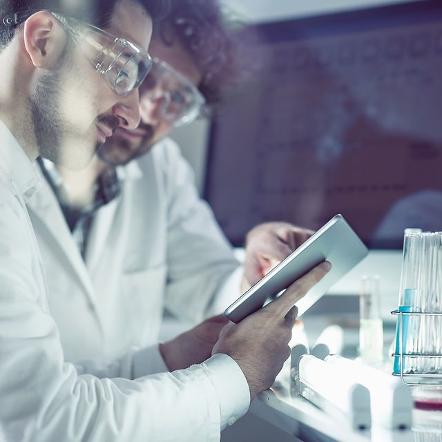 Two employees are making use of digital processes thanks to Telekom’s Public Innovation Lab
