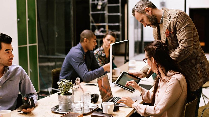 Thanks to Telekom’s networking, internet and cloud services, several people are able to work together in a large office