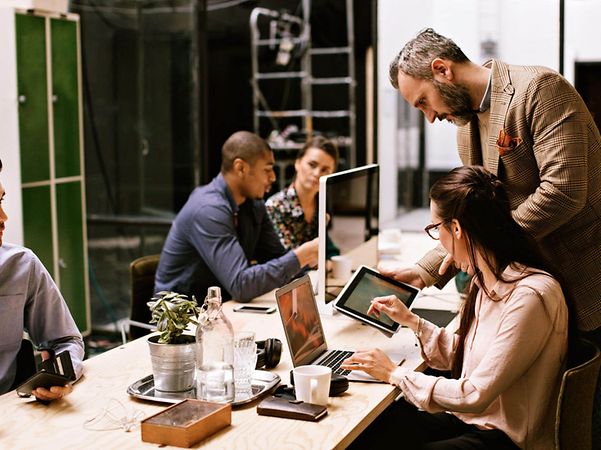Thanks to Telekom’s networking, internet and cloud services, several people are able to work together in a large office