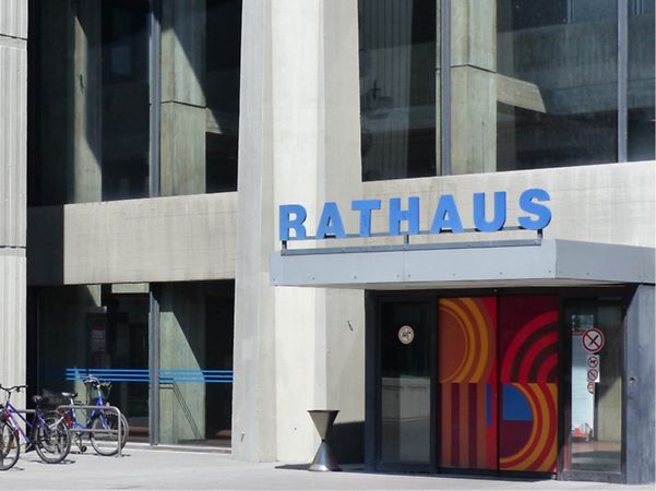 The entrance area of Offenbach Town Hall, featuring lettering and parked bicycles.