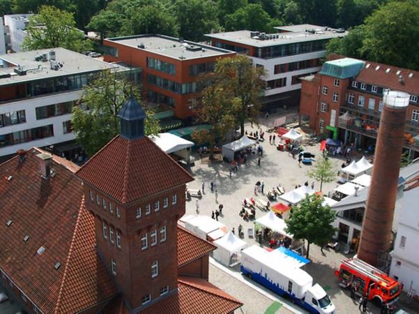 Luftaufnahme eines Gebäudekomplexes der Evangelischen Stiftung Alsterdorf mit Innenhof.