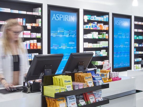 An employee at the Johannes Pharmacy uses Telekom’s secure Netsfere Messenger.
